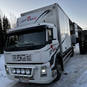 Kuljetukset kuorma-autolla, jossa kokoavautuva kaappi